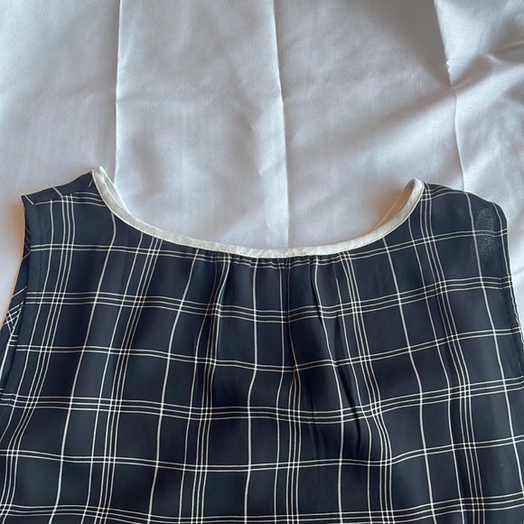 Loft tank top with button closure in front - Picture 2 of 6